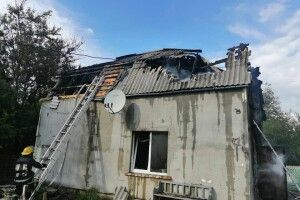 Жінка при надії: у сім'ї волинян згоріла хата, людям потрібна поміч