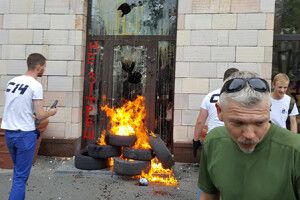 У Києві вже розтрощили магазин, керівництво якого наказало знищити графіті часів Революції Гідності (фото)
