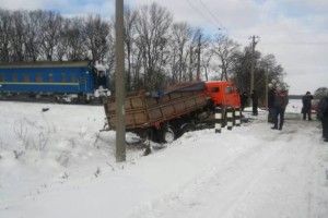 На Хмельниччині пасажирський потяг врізався в «КАМАЗ»