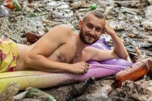 Екоактивіст влаштував оголену фотосесію в купі сміття (Фото)