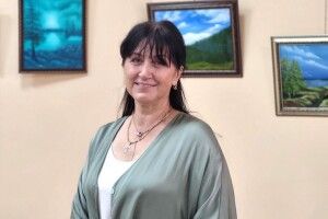 Ніколи не пізно творити: художниця-аматорка відкрила свою першу виставку в рідному місті на Волині