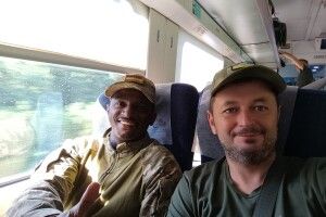 Крутий воїн Міна з Колумбії подружився з волонтерами з волинського Горохова