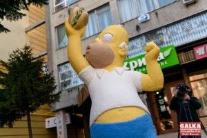 В Івано-Франківську встановили скульптуру Гомера Сімпсона