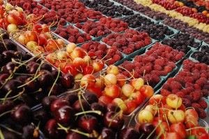 Білоруси за обидві щоки наминають українські вишні та черешні