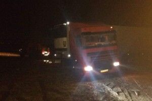 На Рівненщині в багнюці застрягла фура і не змогла виїхати (Фото)
