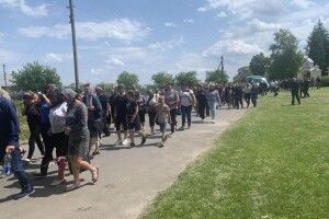 На прощання прийшли сотні людей: на Волині поховали Героя України (Фото)