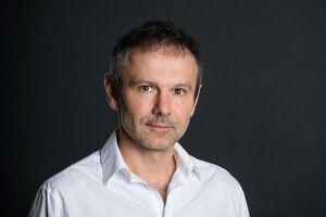 Цілий рік Вакарчук не відповідав на дзвінки з невідомих номерів, а сьогодні…