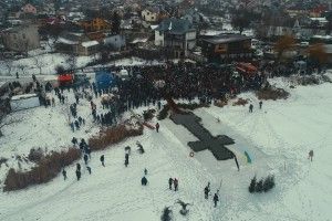 На Рівненщині патріоти занурювалися в ополонку з синьо-жовтим прапором (фото)
