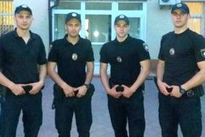 Навіть звисаючи між 8-м і 7-м сходовими поверхами, чоловік виривався з рук патрульних...