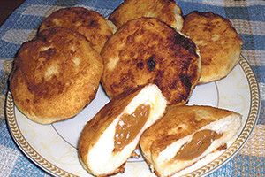 СИРНИКИ ЗІ ЗГУЩЕНИМ МОЛОКОМ