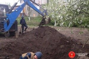 На Рівненщині посеред житлових будинків викопали 14 снарядів (фото)