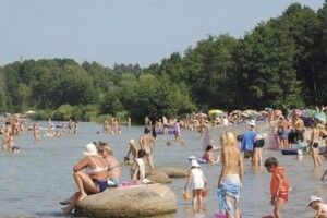 Сильний вітер відніс 19 відпочивальників від берега на Світязі