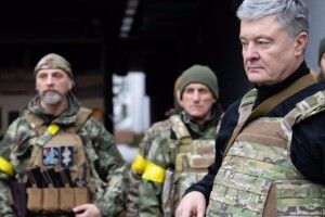Порошенко: ми пропонуємо законодавчо дозволити народним депутатам суміщати мандат зі службою у ЗСУ, добробатах чи теробороні