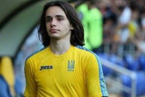 Найпатлатіший динамівець вчив малечу копати м'яча (відео)