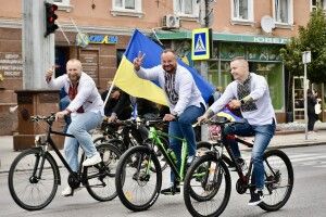 Велопробіг у вишиванках в обласному центрі Волині зібрав близько 800 учасників (Фото)