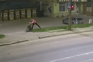 У Луцьку з’ясовують, що за збоченець напав на урну (Відео)