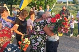Знову ступив на рідну землю: звільненого з полону волинянина зустрічали усім селом
