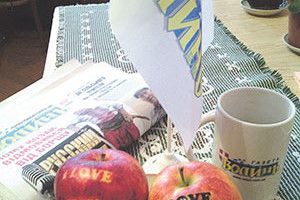 ОСВІДЧИЛАСЯ В ЛЮБОВІ ДО ГАЗЕТИ... ЯБЛУКАМИ