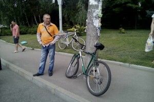 У Рівному велосипедист збив пішохода – обох забрала «швидка» (фото)