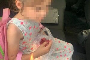 «Дуже хочу їсти»: мама маленької рівнянки «забула» про неї на відпочинку (Фото)
