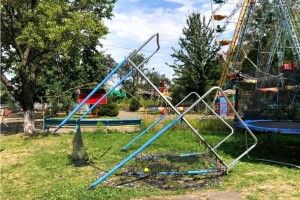На Волині вандали понищили містечко атракціонів, спалили батут  (Відео, фото)