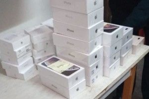 Чоловік намагався незаконно ввезти в Україну 67 смартфонів Apple (Фото)