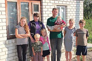 БУДУВАЛИ ХАТУ СВЯЩЕНИКУ, А ВІДДАЛИ БІЖЕНЦЯМ ЗІ СХОДУ