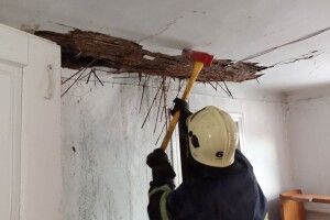На Рівненщині через пожежу на горищі ледь згоріла хата