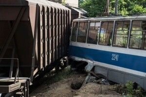 У Дніпрі трамвай з пасажирами врізався у вантажний поїзд, є загиблий