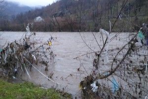 Угорщина обурюється – «велика вода» з українського Закарпаття принесла гори сміття