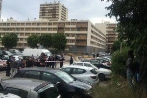 У французькому Марселі група невідомих в масках відкрила вогонь з автоматів