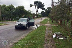 На Волині велосипедистку з дитиною збила автівка (фото)