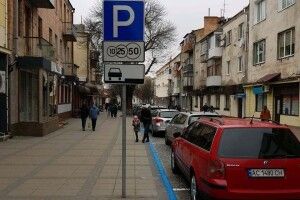8 гривень: завтра на одній з центральних вулиць Луцька запрацює платна парковка