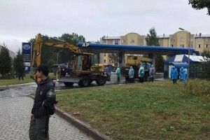 У Львові вперше демонтовують незаконну АЗС (фото, відео)