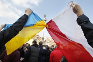 У Польщі влада відхрещується від тих, хто спалив український стяг