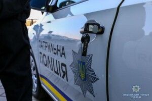 У Дніпрі натовп молодих людей прикував до дерева чоловіка