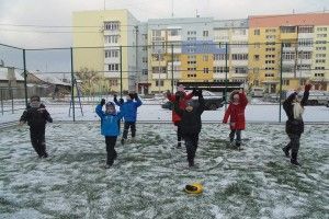 На Софії Ковалевської малеча влаштувала колективний сеанс ранкової гімнастики на снігу (фото)