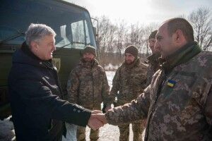 Не тільки військова техніка: Порошенко приїхав до бійців на фронт із сюрпризом (Фото, відео)