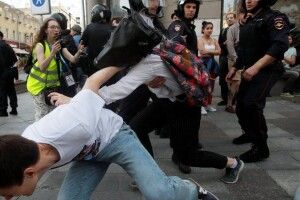 Під час сьогоднішніх акцій протесту в Москві у автозаки «пакували» навіть журналістів