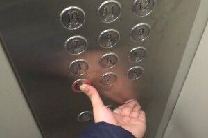 У Луцьку люди масово застрягають у ліфтах 