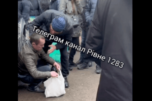 У Рівному на базарі спіймали чоловіка, який поцупив дитячі підгузки (Відео)