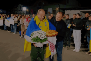 У рідній громаді на Волині урочисто зустріли звільненого з полону Захисника (Відео)