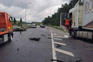 На Київщині леггковик влетів у вантажівку: загинули бабуся та онука