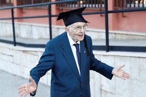 Ніколи не пізно: 96-річний ветеран отримав ступінь бакалавра і став найстарішим випускником університету 