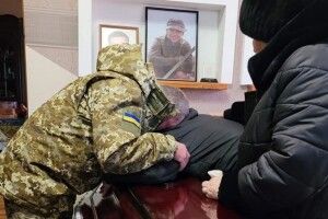 Волиняни на колінах зустріли загиблого у боротьбі за волю героя (Фото)