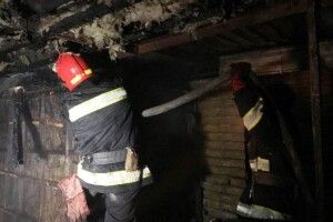 Вночі на знаменитому речовому ринку в Хмельницькому палала «Шашлична»
