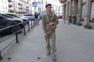 Кіборг-десантник після поранення роздає повістки і чує на свою адресу та-а-ке... (Відео)