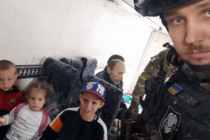 Окупанти обстріляли авто, де було четверо дітей
