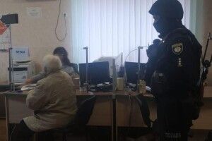 «Хоч стріляють, хоч ні – а їсти хочеться»: хто розвозить пенсії в зоні бойових дій (Відео)