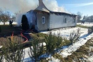 На Волині горів житловий будинок: власника госпіталізували